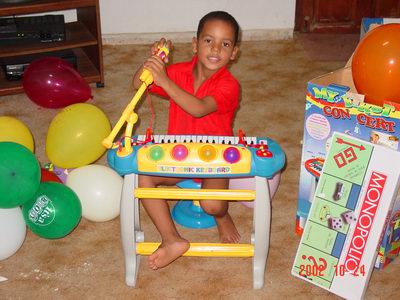 Luchiano is helemaal gek van zijn piano!