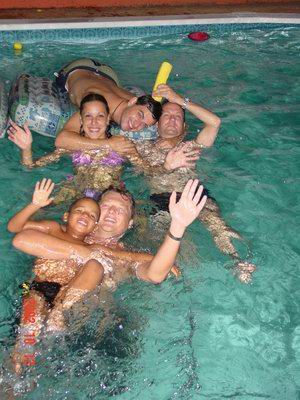 Luchiano, Roland, Barbara, Ino & Walter 's avonds laat in de Pool