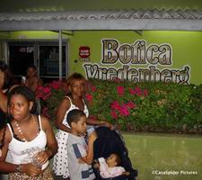 Zaterdag 30.12.2006: Buurtfeest bij Botika Vredenberg. Klik voor groter.