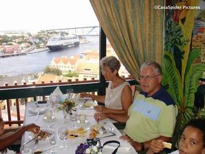 Zondag 29.10.2006, champagnebrunch in het Plaza Hotel: Truus, CasasPa en Luchiano (9) met op de achtergrond een cruise-schip en de Julianabrug. Klik voor groter/sluiten.