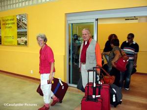 CasasPa en Truus arriveren op Hato International Airport Curacao, 17.10.2006. Klik voor groter/sluiten.