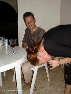 Op zijn kop een glas water drinken helpt tegen de hik en men gaat er nog beter van domino�n ook! Klik voor groter/sluiten.