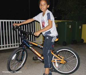 Luchiano (8) is apetrots op zijn nieuwe crossfiets die hij op vrijdag 20 oktober bij Vista Bike Zeelandia kreeg. Klik voor groter/sluiten.