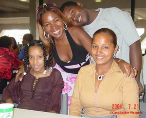 V.l.n.r. Miguela, Lucy, Jonathan en Sugey te Santo Domingo. Klik voor groter/sluiten.