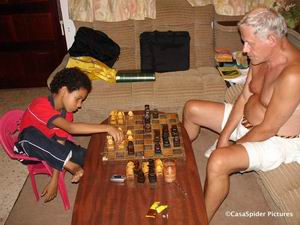 Luchiano (9) schaakt met CasasPa, zaterdag 28.10.2006. Klik voor groter/sluiten.
