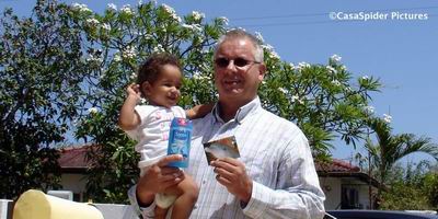 12.06.2007: Diana (1) is blij met het kado voor een jaar leesvaderschap voor klas 4B van de Marnix-school. Klik voor groter.