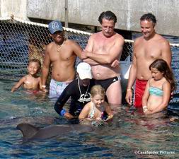 04.08.2007: Piet en Emmie (6) hebben een Dolphin Encounter in het Curacao Seaquarium. Klik voor groter.