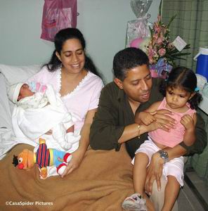 07.03.2007: Op kraambezoek bij de familie Figaroa-Valdes om de nieuwe aanwinst Farra Rebecca te bewonderen. Klik voor groter.
