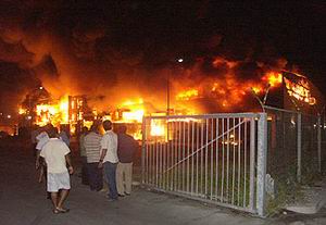 Op 8 januari 2007 breekt voor de tweede keer brand uit in de Curacao Free Zone. Tot aan 20 februari volgen er nog drie. Foto Amigoe.