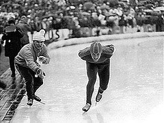 Thialf Heerenveen 23.01.1971: Jan Bols wisselt verkeerd op de 5000 meter en wordt gediskwalificeerd.