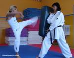 30.06.2007: Laatste karateles Karate-Do Curacao, Kristi met mawashi-geri tegen Sensei Ivonne. Klik voor groter.