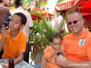 30.04.2007: Koninginnedag op Curacao. Diana (11 maanden), Luchiano (9) en CasaSpider bij Time Out op het Keukenplein. Klik voor groter.