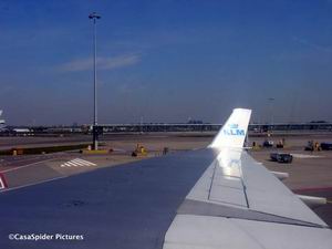 22.04.2007: De MD-11 van de KLM brengt ons terug naar Dushi Korsou. Klik voor groter.