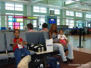 06.04.2007: De Spiders wachten op de MD-11 van de KLM die ons naar Nederland brengt. Klik voor groter.