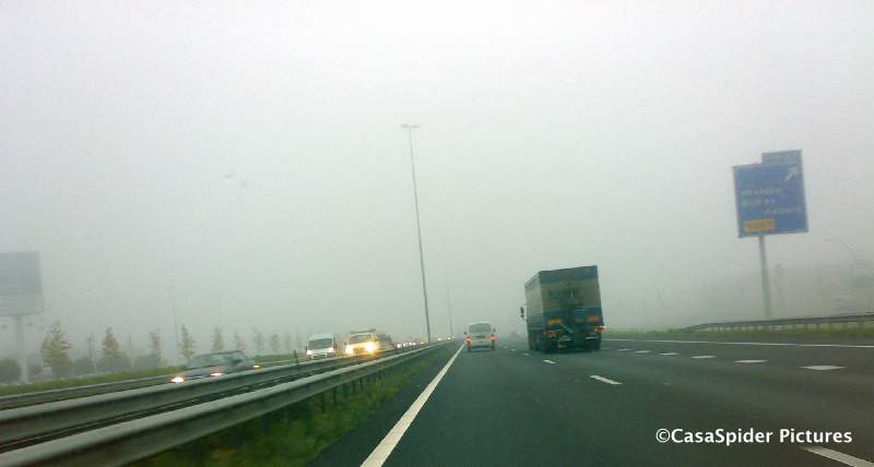 04.11.2008: Dichte mist in Zuid-Nederland, ook voor de Vergeten Ridders van de A59. Klik voor groter.
