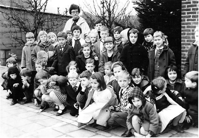 10.07.2008: Eerste klas Sint Janschool Valkenswaard 1965 met juffrouw Els Hamers. Klik voor groter. 10.07.2008: Eerste klas Sint Janschool Valkenswaard 1965 met juffrouw Els Hamers. Klik voor groter.
