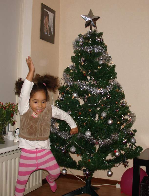 13.12.2009: Diana (3) springt een gat in de lucht naast onze eerste kerstboom. Klik voor groter.
