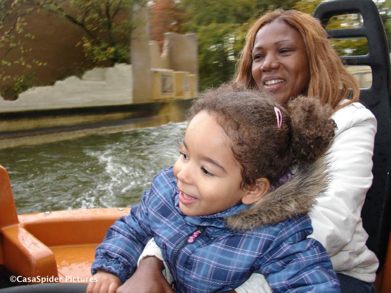 26.10.2009: Lucy en Diana (3) hebben veel plezier in de Piranha (Efteling). Klik voor groter.