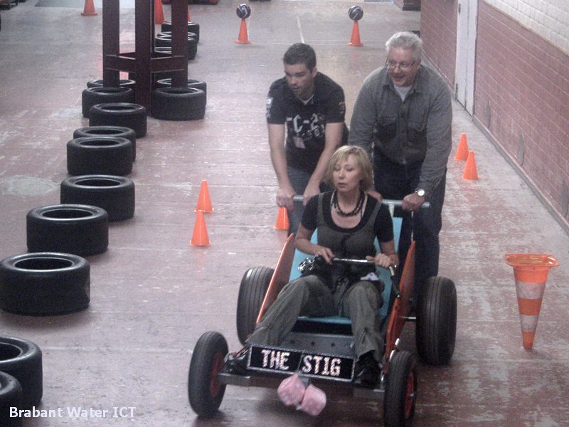 23.09.2010: Zeepkistenrace Brabant Water bij Dukino in Eindhoven, Team 8 met Ruud, CasaSpider en Stig Marleen. Klik voor groter. 23.09.2010: Zeepkistenrace Brabant Water bij Dukino in Eindhoven, Team 8 met Ruud, CasaSpider en Stig Marleen. Klik voor groter.