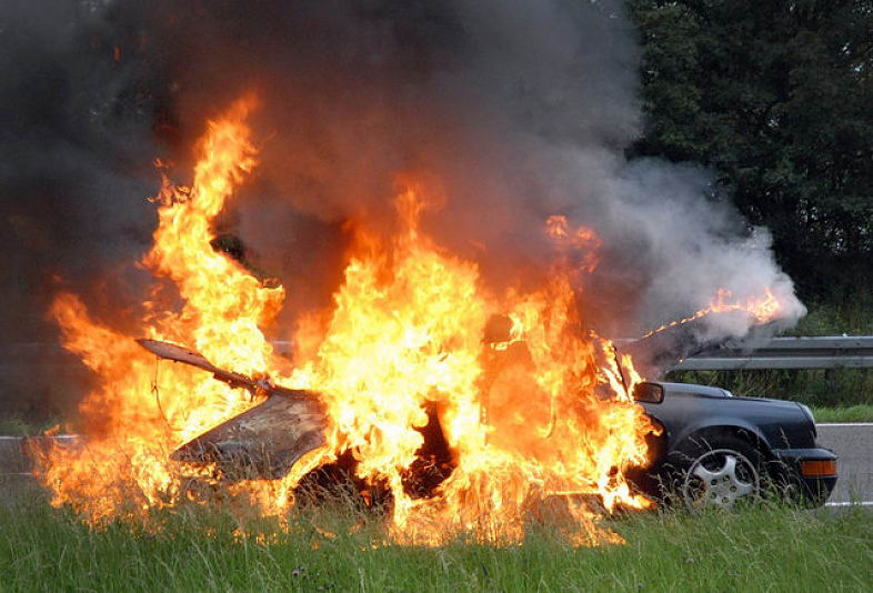05.08.2011: Porsche 911 van een Nederlander brandt uit in Duitsland, ondertitel bij ZDF: Ex-Porsche Fahrer Die-enDie. Klik voor groter.