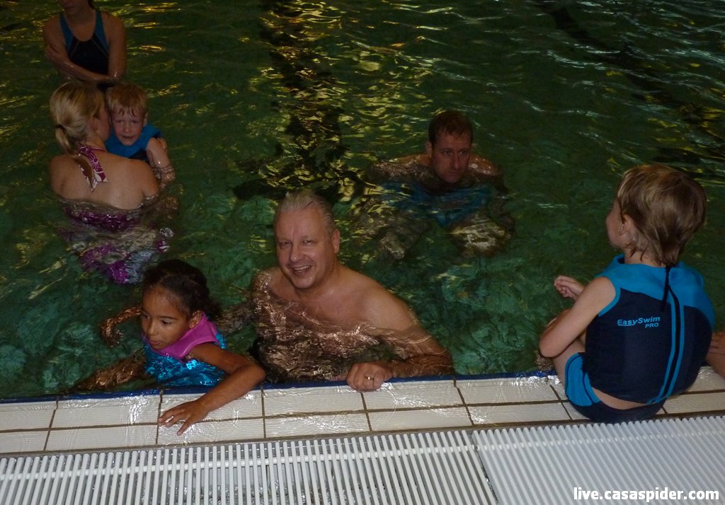 01.09.2012: Diana (6) en CasaSpider rusten wat uit bij de gezamenlijke zwemles van Laco Rijen. Klik voor groter.