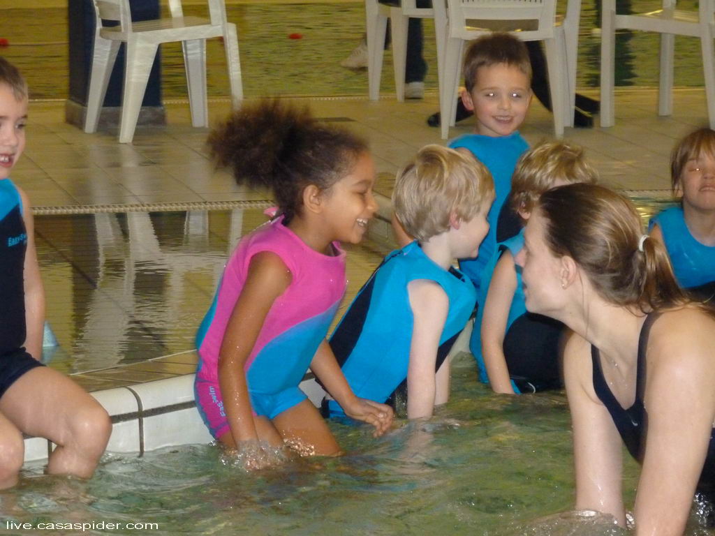 07.01.2012: Diana (5) krijgt haar eerste zwemles bij Laco Tropical te Rijen. Klik voor groter.