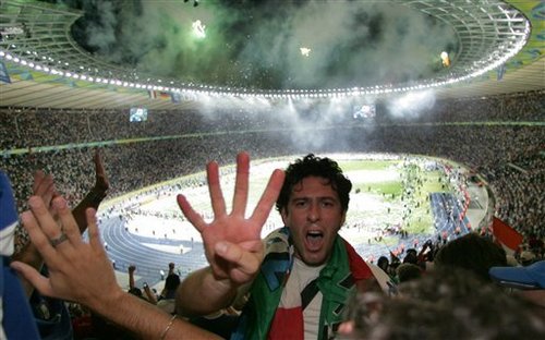 Italiaanse fan viert overwinning van Italie in Olympia Stadion te Berlijn