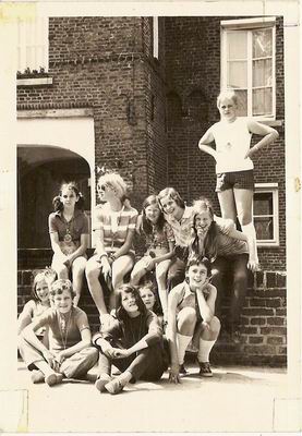 Sint Janschool, zesde klas 1971. Hofdames in Well: Wilma, juf ?, Ineke, Thea, Marijke Tonino, Petrie, Jannie, Ingrid, Marlies, José en Annelies. Klik voor groter/sluiten.
