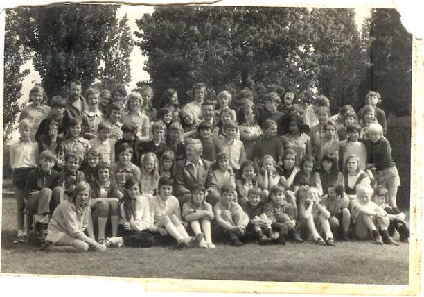 Ergens in 1971, de zesde klas van de Sint Janschool te Valkenswaard gaat op kamp naar het kasteel in Well. Klik voor groter. Ergens in 1971, de zesde klas van de Sint Janschool te Valkenswaard gaat op kamp naar het kasteel in Well. Klik voor groter.