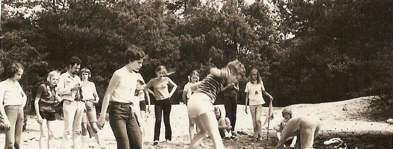 De zesde klas van de Sint Janschool Valkenswaard (1971) op excursie naar Well, foto uit album Josta Rutten. Klik voor groter. De zesde klas van de Sint Janschool Valkenswaard (1971) op excursie naar Well, foto uit album Josta Rutten. Klik voor groter.
