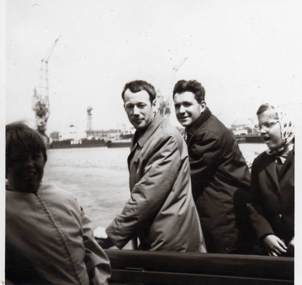 Meester Droog en meester Jonkers van de Sint Janschool te Valkenswaard tijdens een schoolreisje naar Rotterdam, vermoedelijk in 1971. Klik voor groter. Meester Droog en meester Jonkers van de Sint Janschool te Valkenswaard tijdens een schoolreisje naar Rotterdam, vermoedelijk in 1971. Klik voor groter.